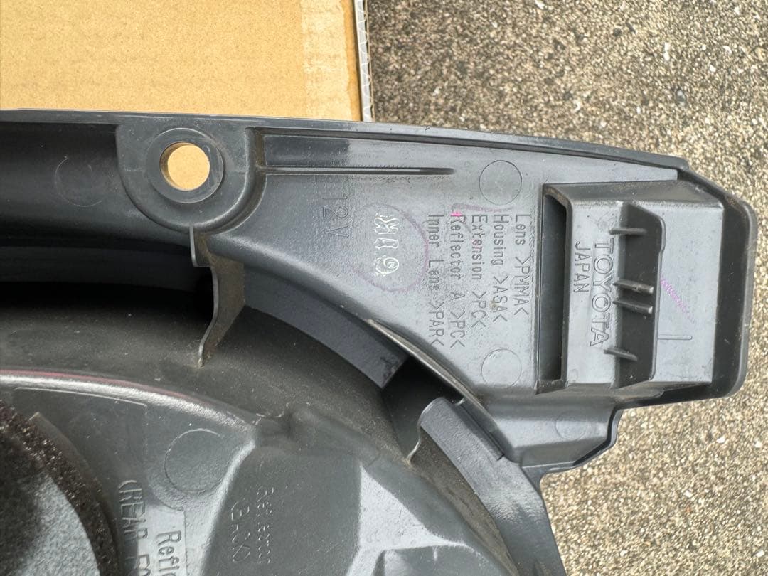 ハイエース　純正　テールランプ