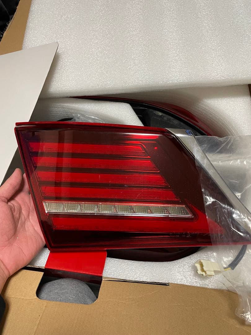 トヨタ　クラウン210 ヴァレンティテールランプ　レッド