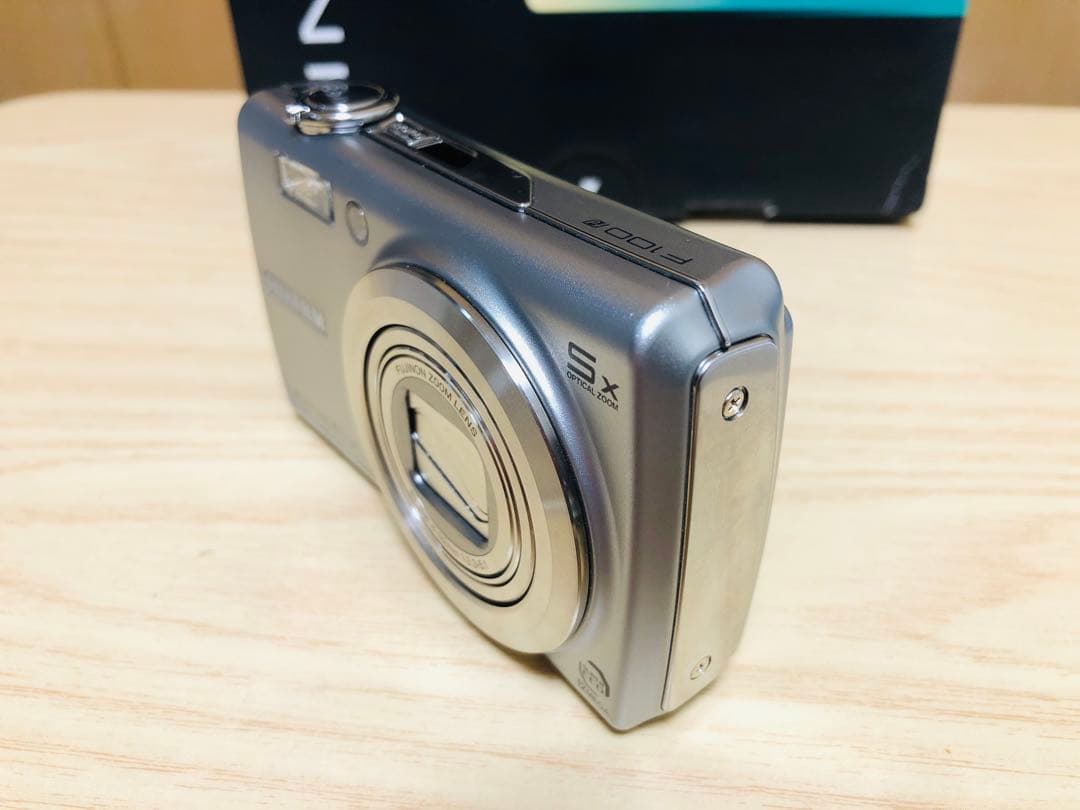 FUJIFILM FinePix F100fd コンパクトデジタルカメラ美品