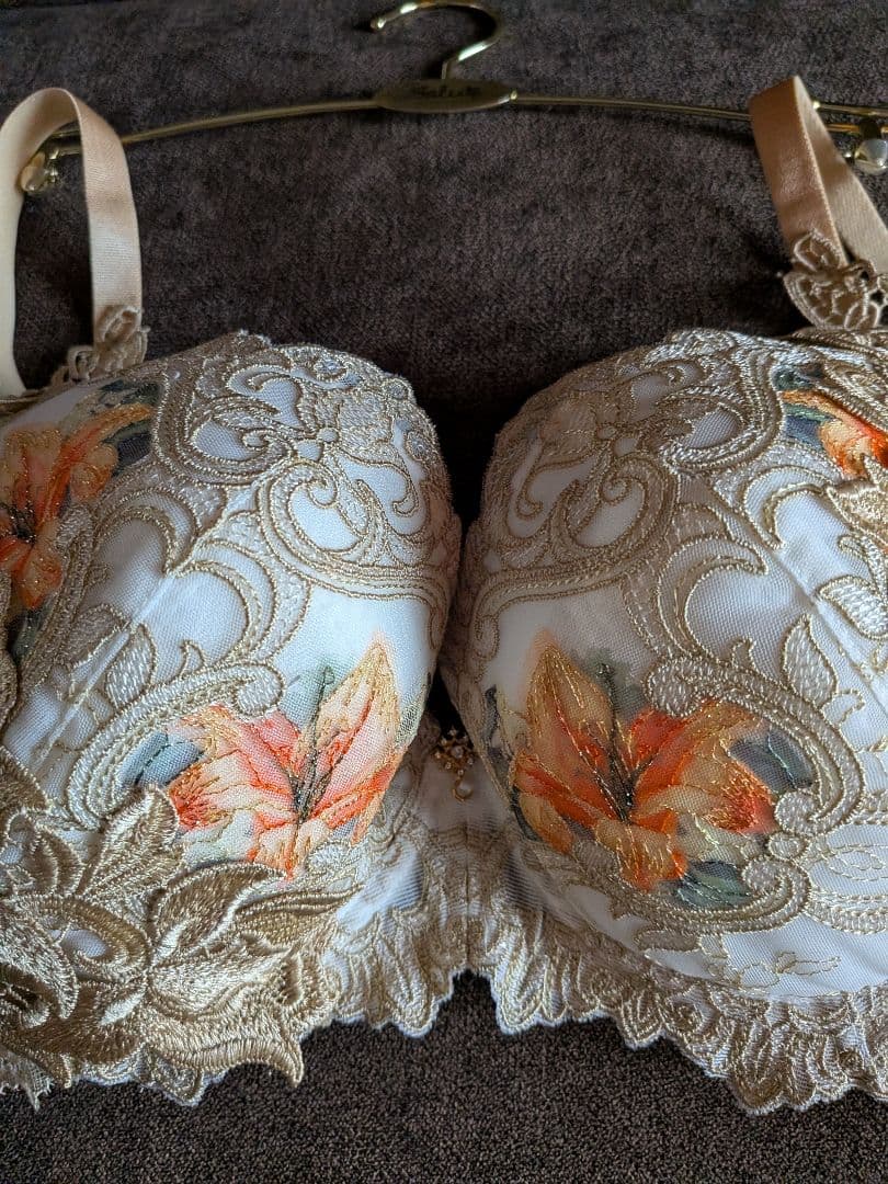 サルート、82グループプレステージブラジャーF70サイズ。