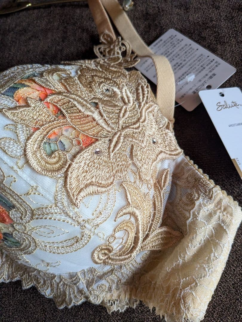 サルート、82グループプレステージブラジャーF70サイズ。