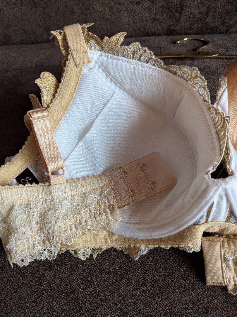 サルート、82グループプレステージブラジャーF70サイズ。