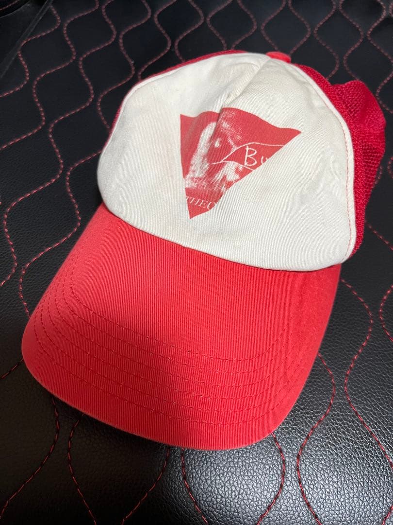 ネイビーアウターとオリーブグリーンパンツとレッドキャップセット