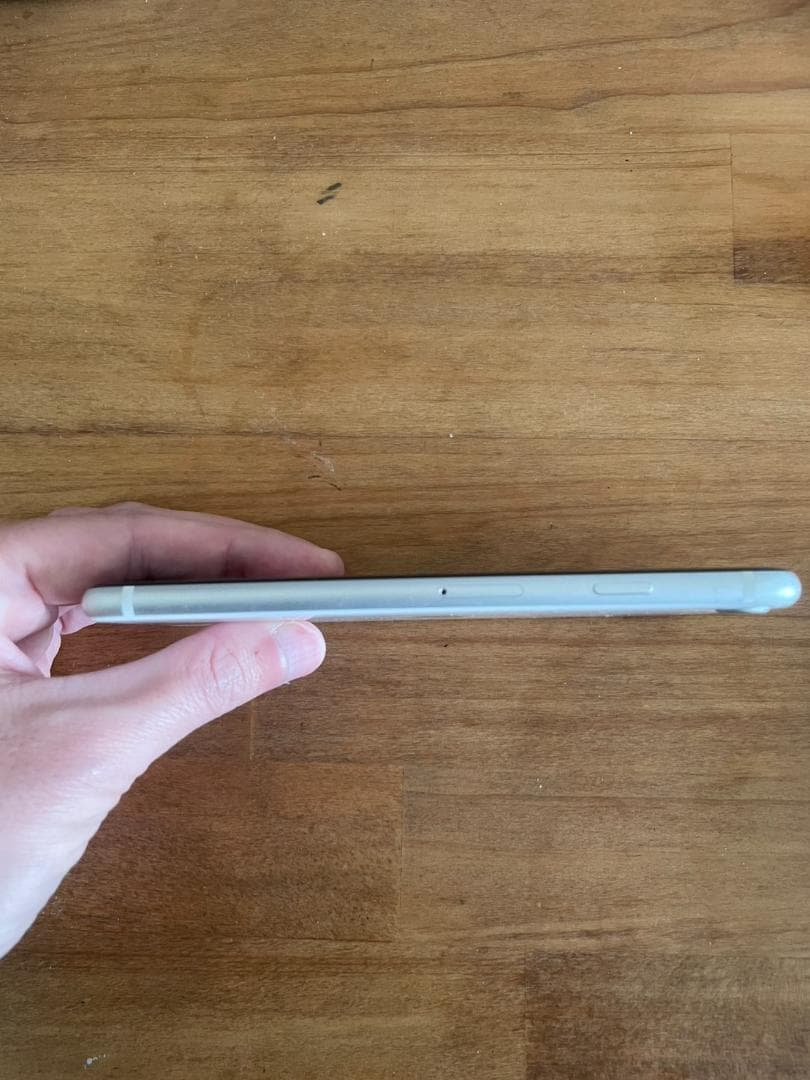 iPhone SE 第二世代 64GB ホワイト SIMフリー