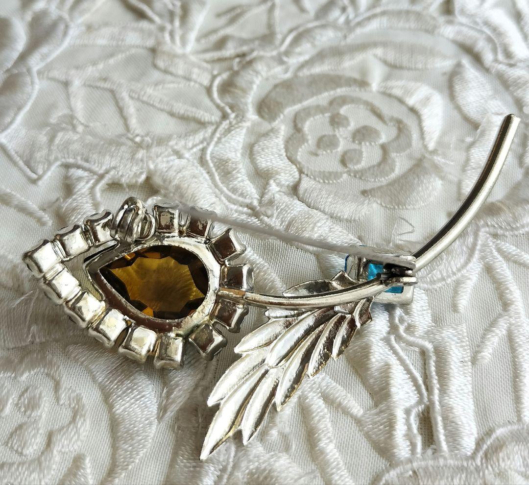 アンバーカラー雫型フラワー 虹色 ネオンブルー ビジュー ブローチと他1点