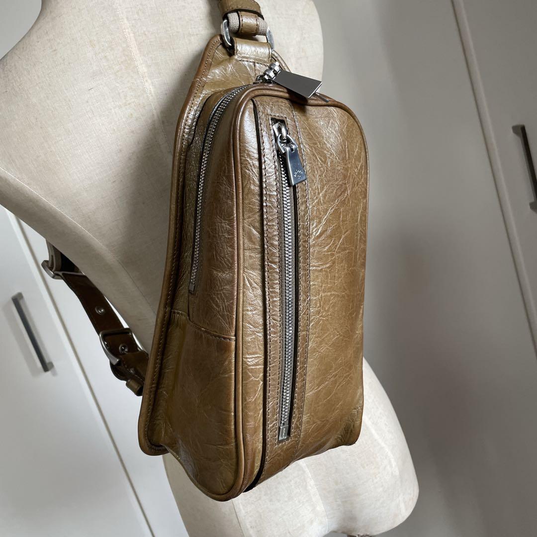 aniaryアニアリメタリックレザー縦長ボディバッグ06-07000中古カーキ