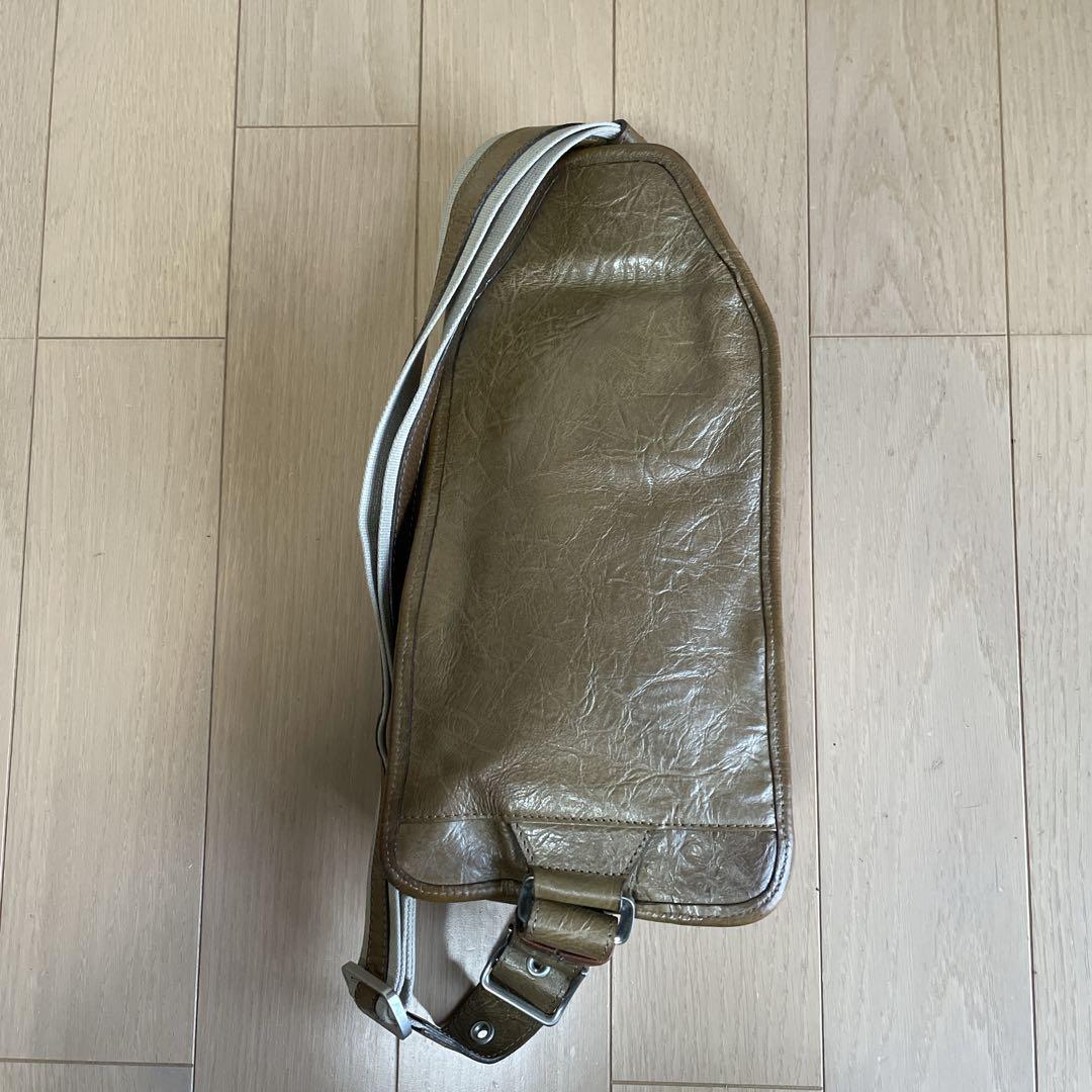 aniaryアニアリメタリックレザー縦長ボディバッグ06-07000中古カーキ