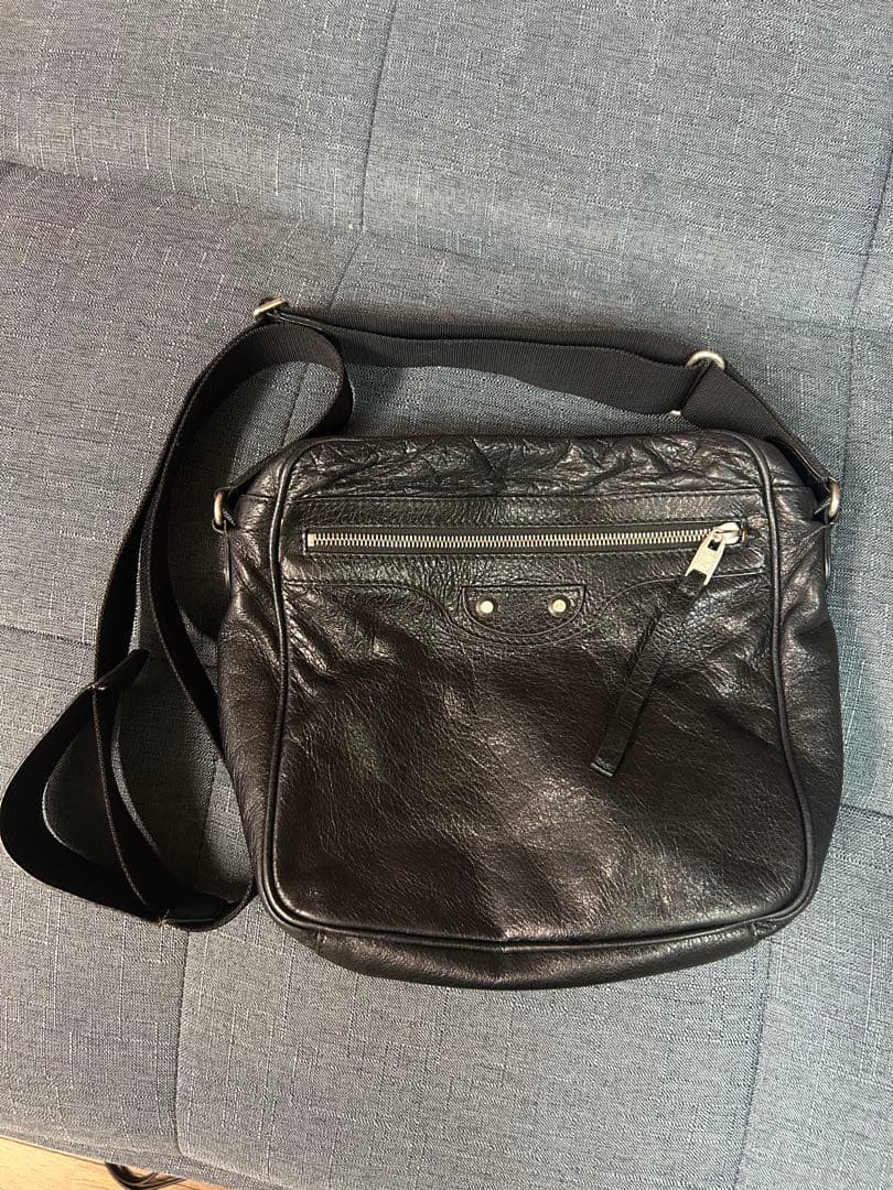 BALENCIAGA ブラックレザー メッセンジャーバッグ