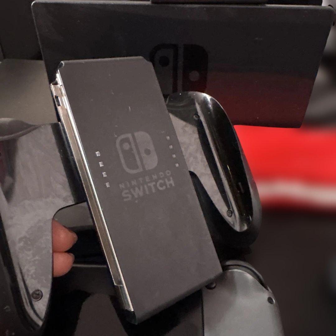 ★1/31まで値下げ！Nintendo Switch + 充電器 +ケース