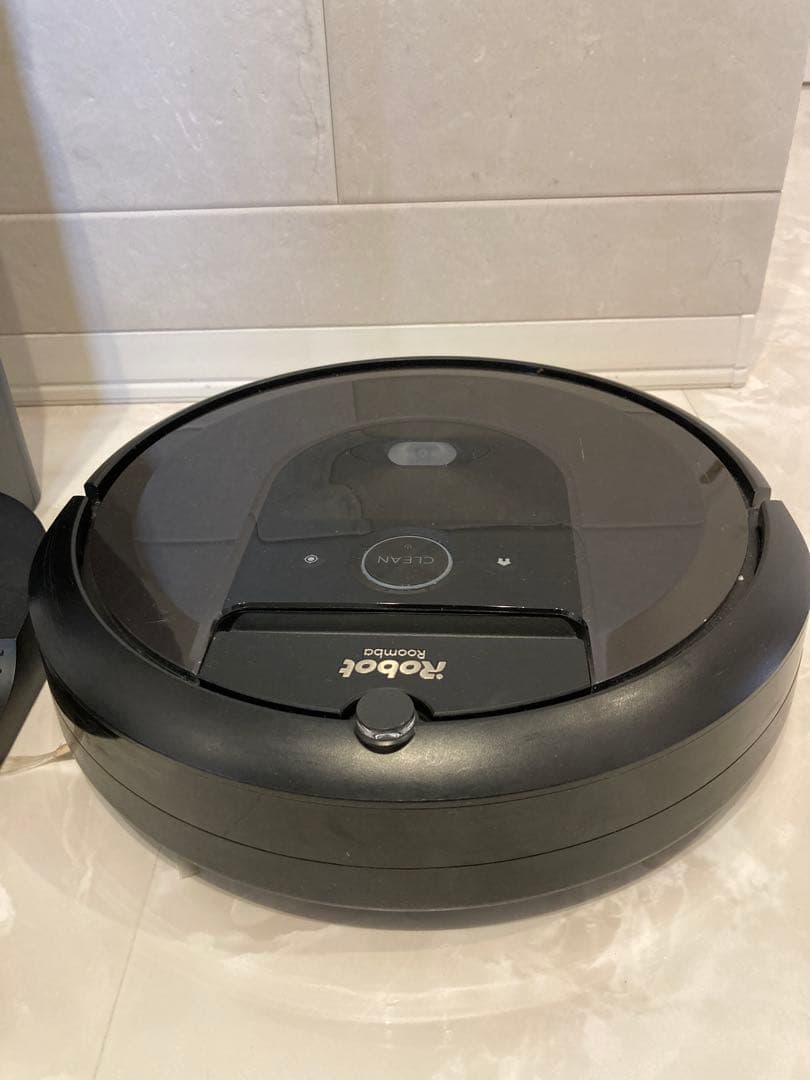 iRobot ルンバi7+ (Roomba i7+) 本体とクリーンベース