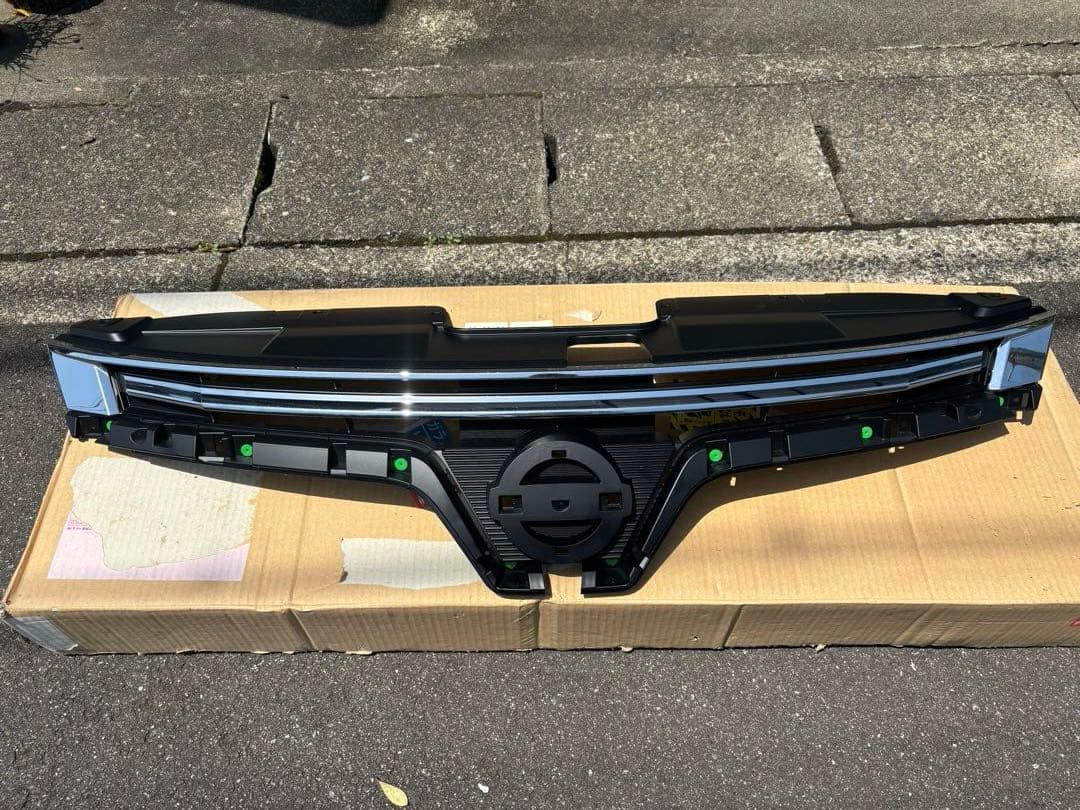 新車外し　日産 エルグランド E52 中期 純正 フロントグリル 62322