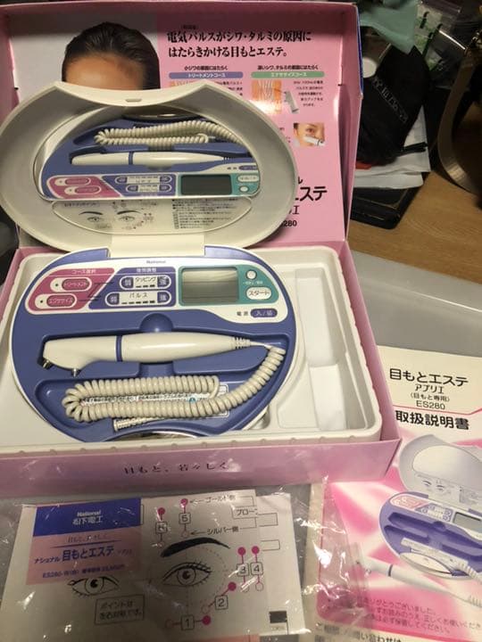 ナショナルの目もと専用の低周波エステ器です。