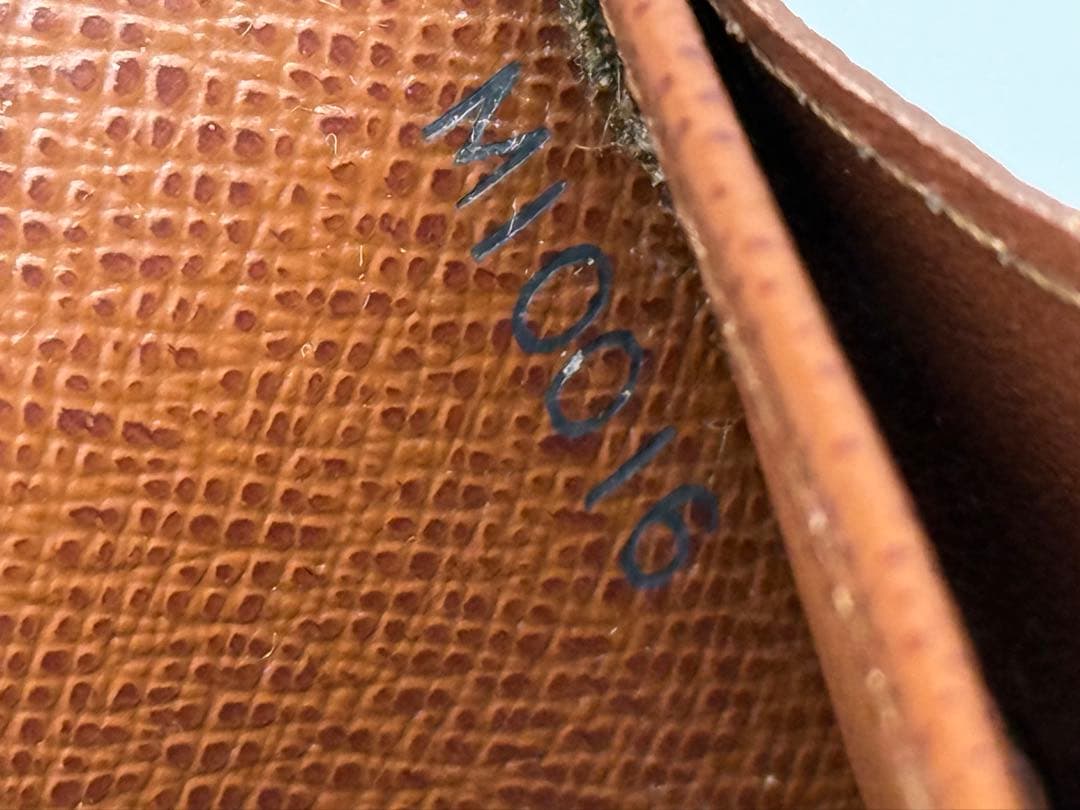 LOUIS VUITTONルイヴィトン　6枚カード入れ付き二つ折り長財布