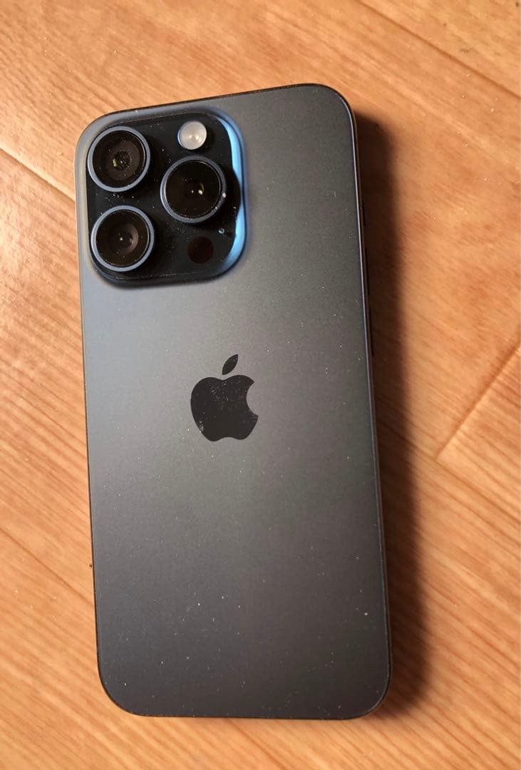ほぼ未使用★iPhone15 PRO★充電４回★バッテリー100%★修理交換無し