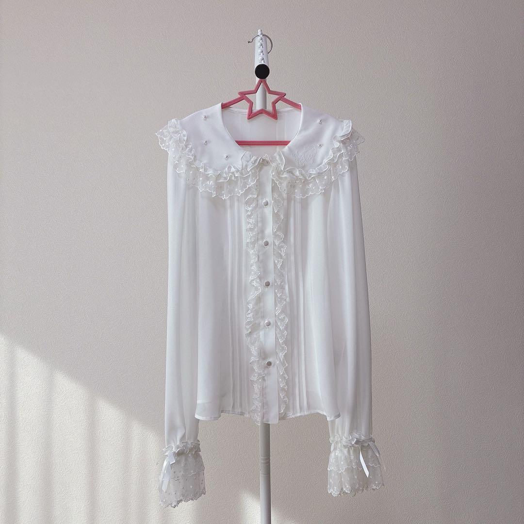 アンジェリックプリティ 襟ロゴ刺繍パールブラウス シロ