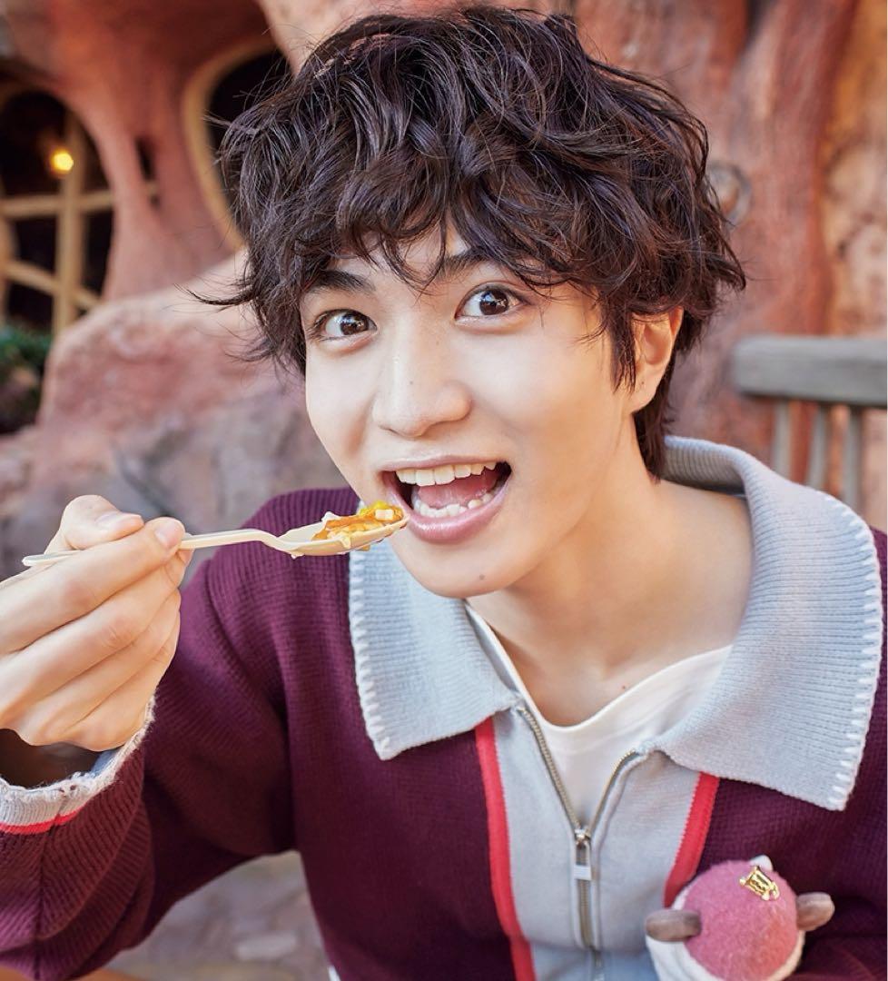 知念英和さん　着用モデル　ニットジャケット＆クリスマスバッジ　仮面ライダーガヴ