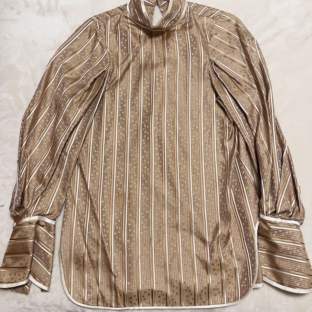 マメクロゴウチ　ブラウス　ゴールド花柄