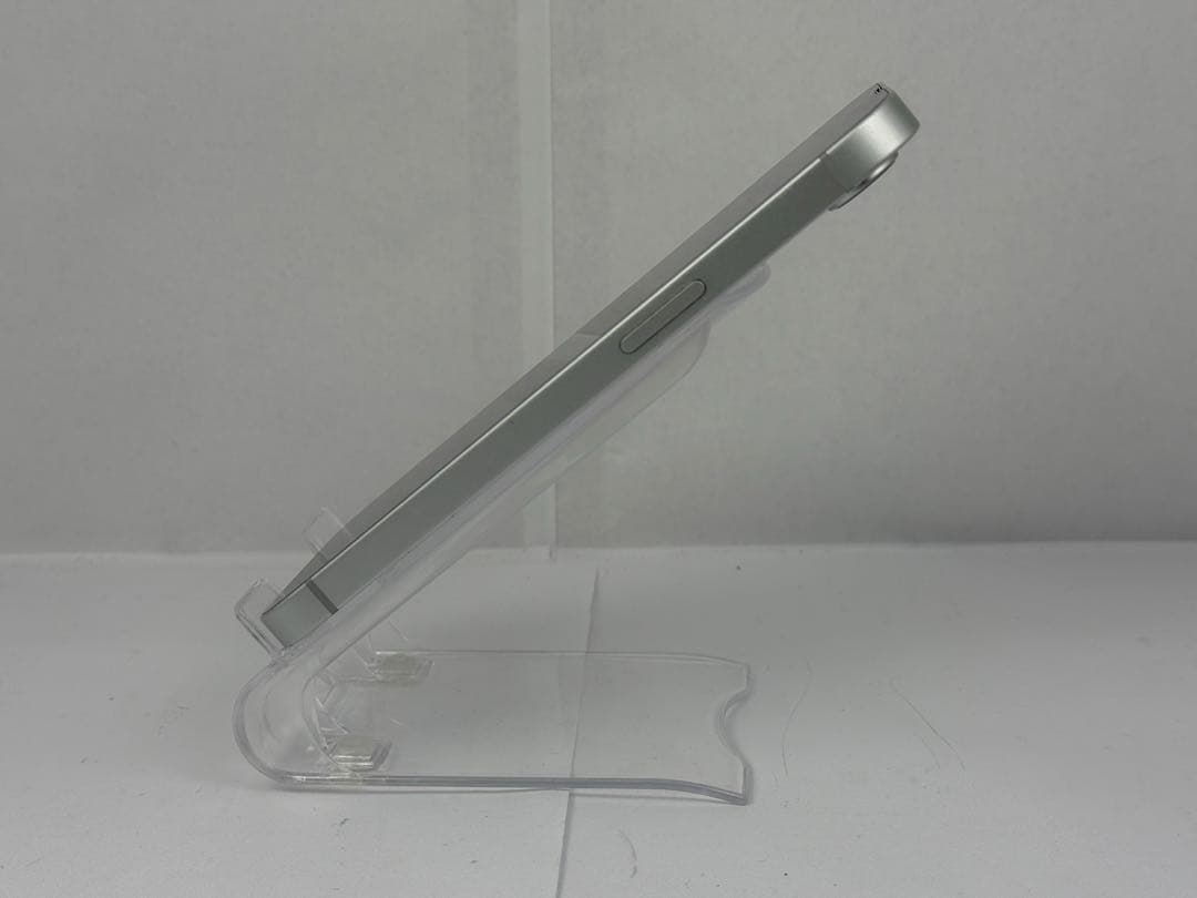 iPhone16e 128GB ホワイト　海外版　SIMフリー　SIMロック無し