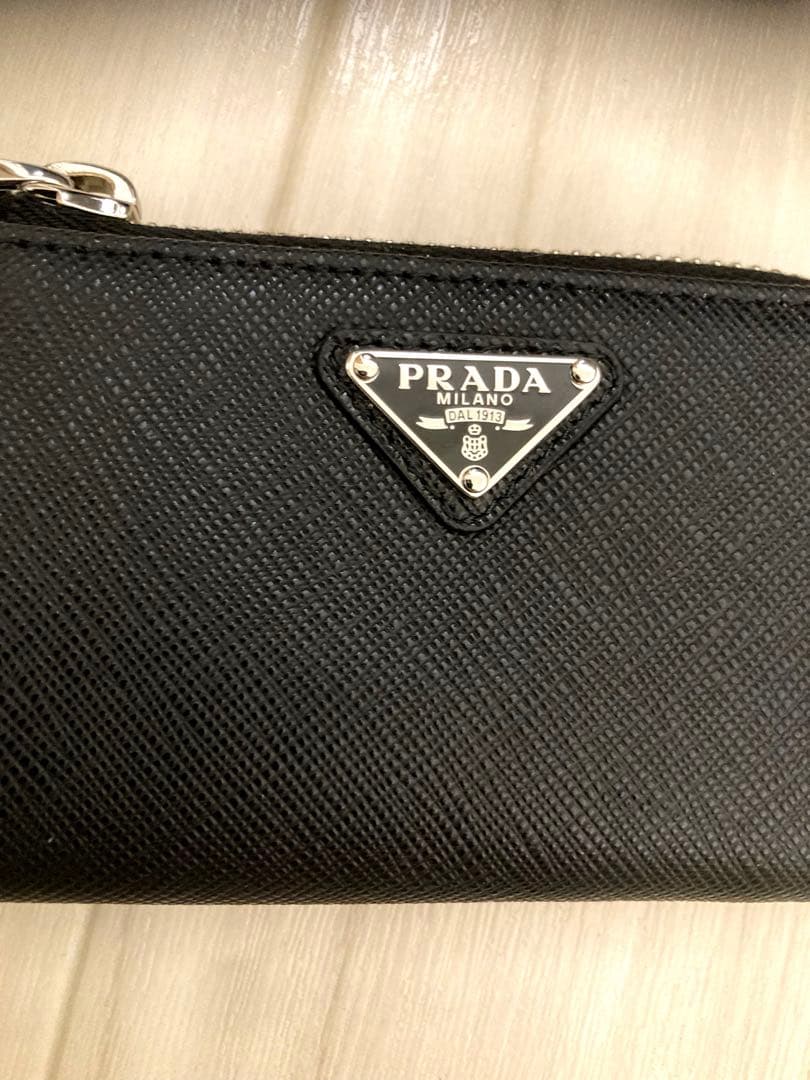 PRADAトライアングルプレート サフィアーノレザートラベルケース
