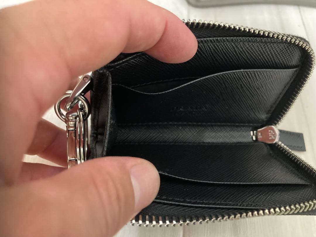 PRADAトライアングルプレート サフィアーノレザートラベルケース