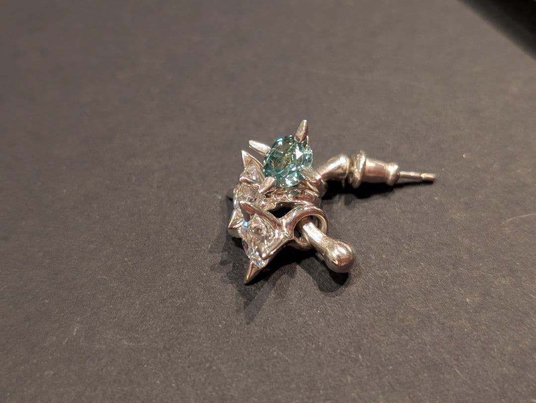 e.m.イーエム　グリーンのストーン入り3連ピアス　片耳　SILVER