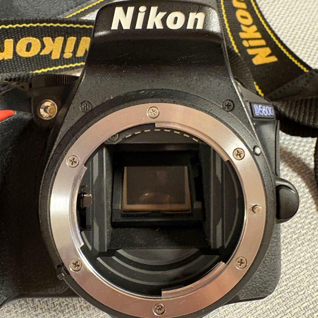 Nikon D5600 ダブルズームキット デジタル一眼レフカメラ