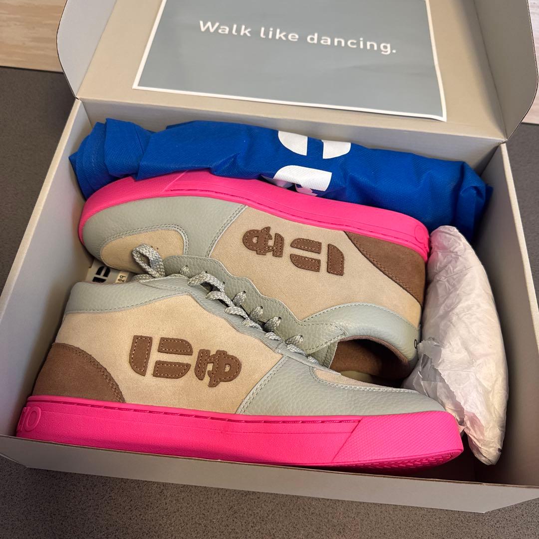 inoSANGACIO MID CHILL POP 限定スニーカー