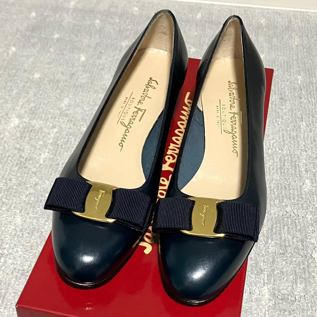 フェラガモ［パンプス］ヴァラ　ネイビー　レザー　ヒール　ゴールド　6C