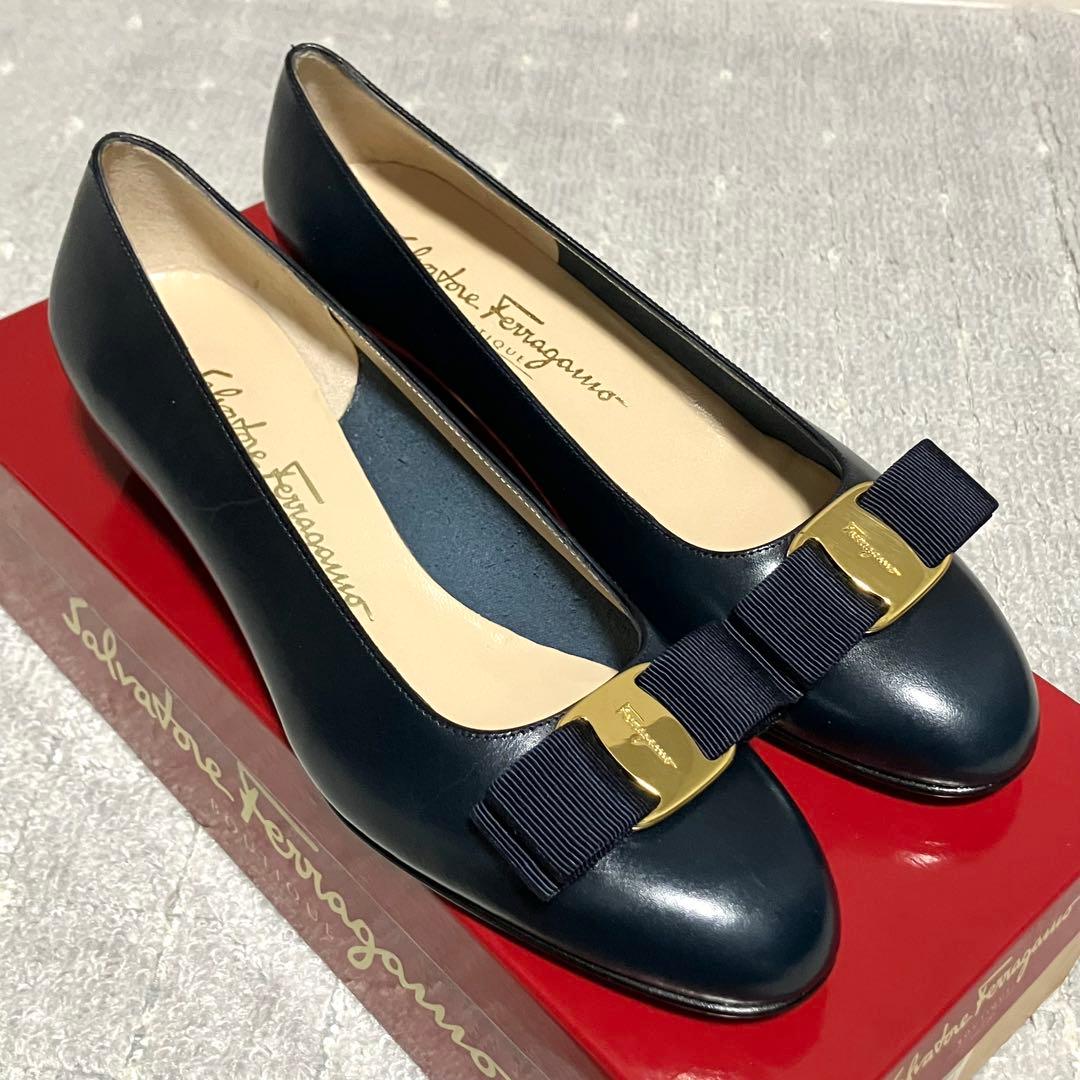 フェラガモ［パンプス］ヴァラ　ネイビー　レザー　ヒール　ゴールド　6C