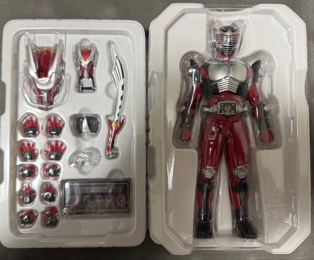 S.H.Figuarts真骨彫製法 仮面ライダー龍騎&発光ユニットLED