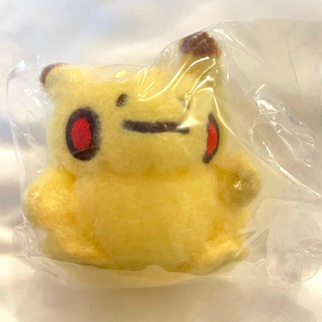 韓国　へんしんメタモン　カプセルマンション　ピカチュウ　マスコット　キーリング