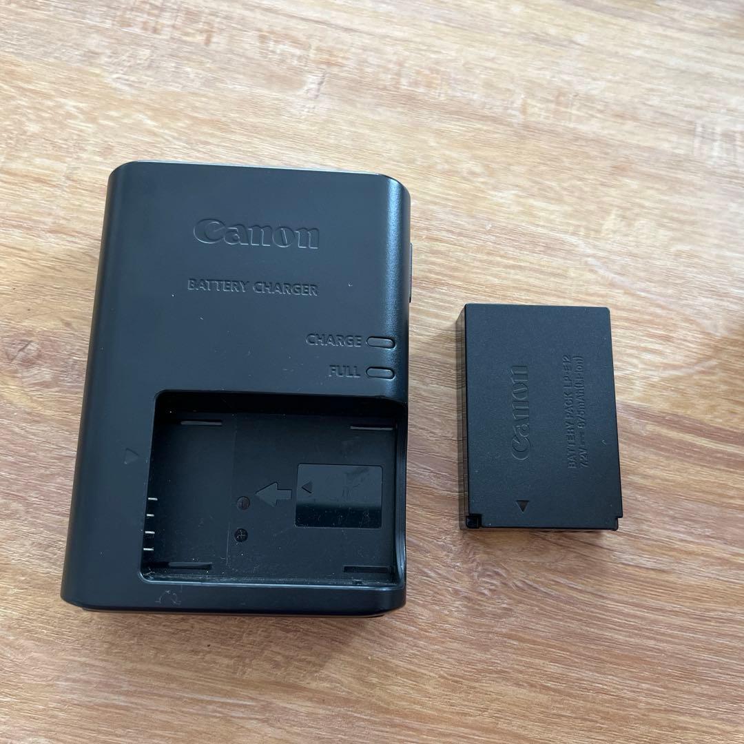 Canon EOS M100のダブルレンズキット フェイスジャケット付き