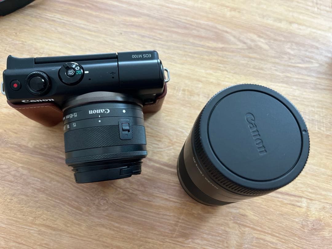 Canon EOS M100のダブルレンズキット フェイスジャケット付き