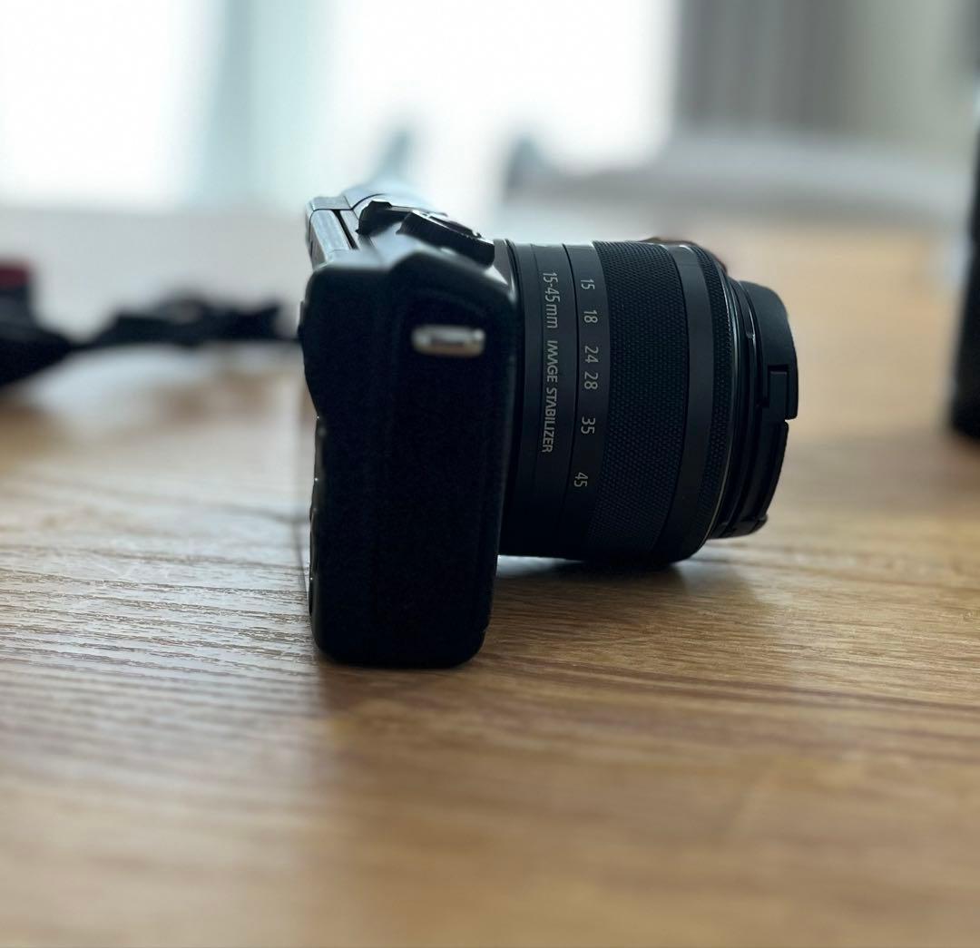 Canon EOS M100のダブルレンズキット フェイスジャケット付き