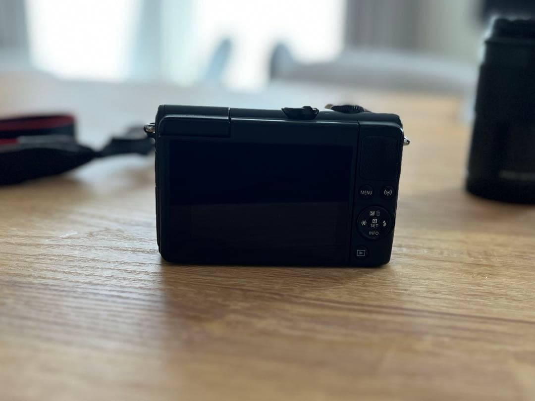 Canon EOS M100のダブルレンズキット フェイスジャケット付き