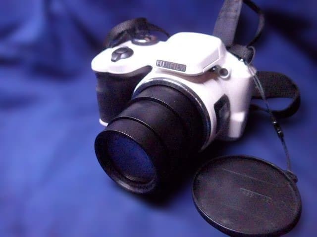 美品完動品。単三電池使用コンデジ　フジ FinePix S8650 ホワイト