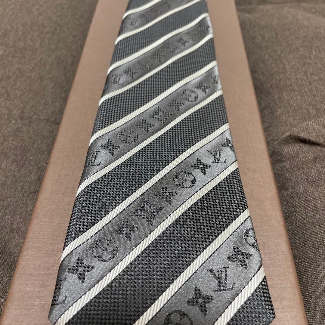 【新古品】ルイヴィトンネクタイ 黒とグレーのストライプ