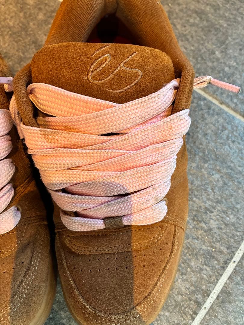 es ブラウン スニーカー