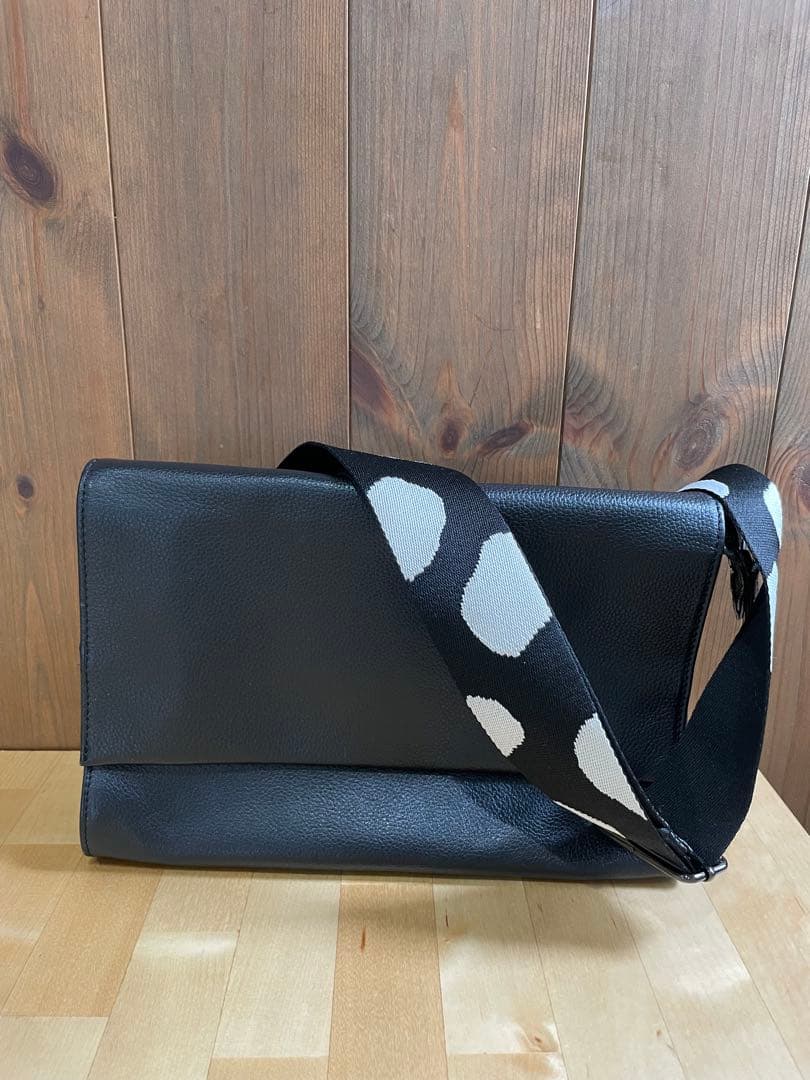 イアパピヨネ　シンプル ブラック ボディバッグ