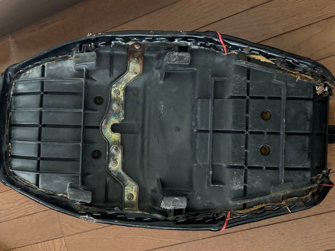 ZRX ZRXII 3段シート　47cm バイクシート エナメルブラック