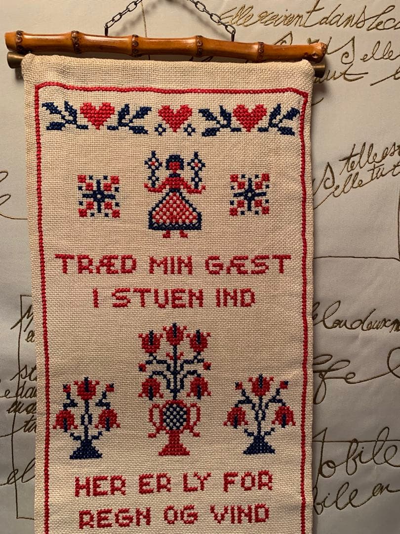 デンマーク製　北欧雑貨　ビンテージの伝統模様が刺繍された素敵な大型ベルプール！