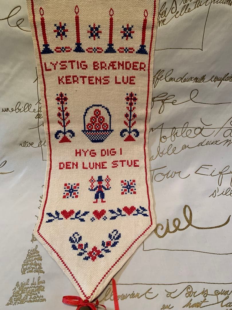 デンマーク製　北欧雑貨　ビンテージの伝統模様が刺繍された素敵な大型ベルプール！