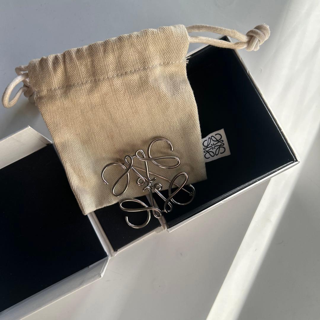 LOEWE メタルブローチ スワロフスキー風