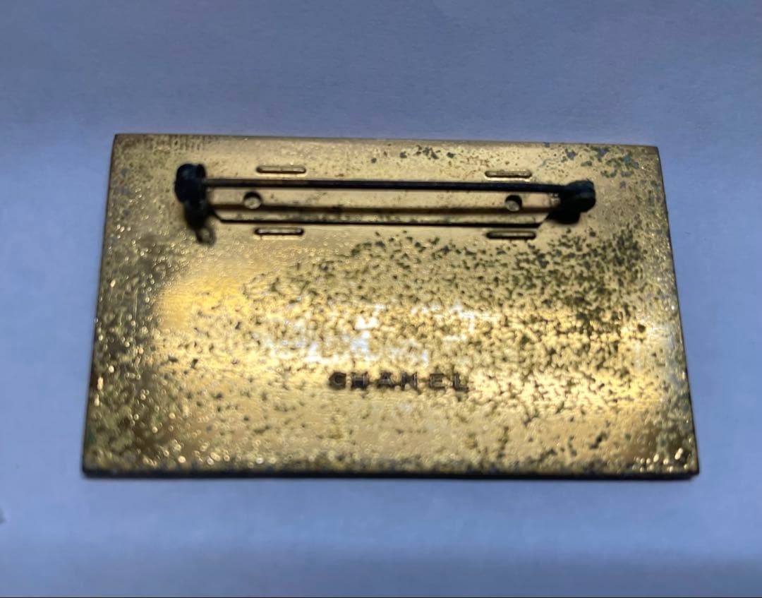 CHANEL ゴールド ロゴブローチ