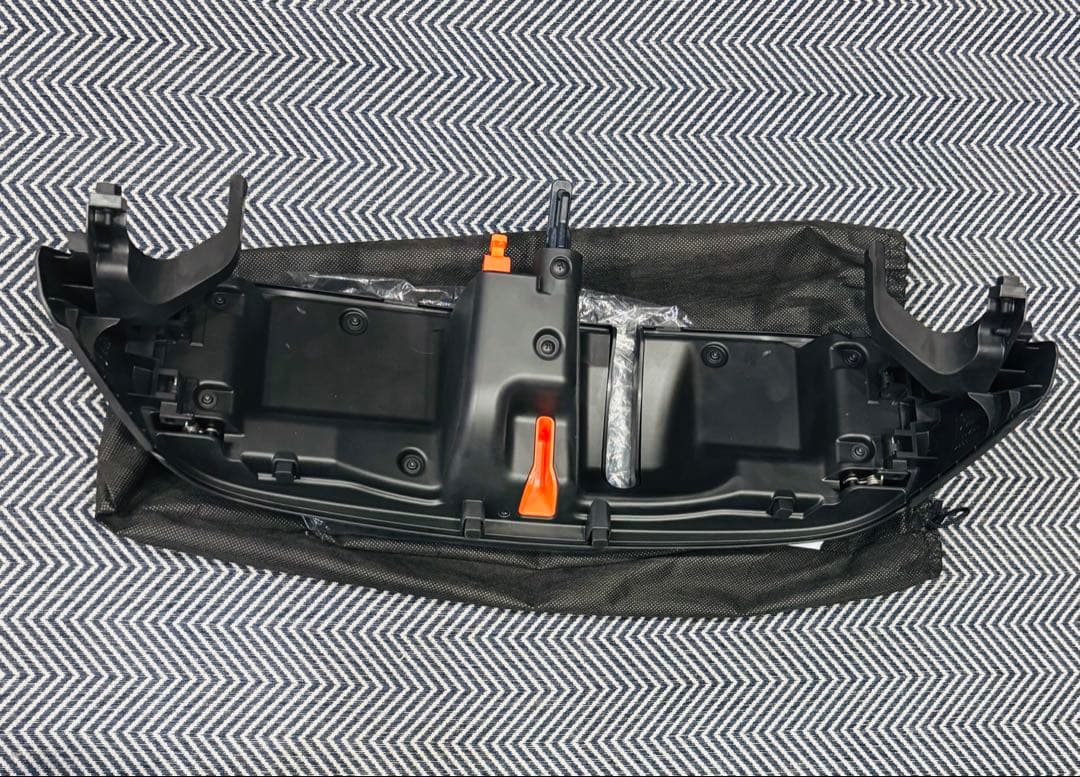 日産リーフ現行型充電ポートカバー