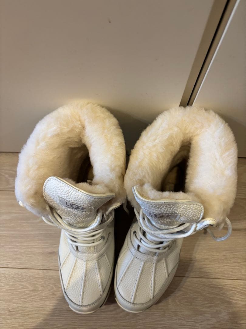 UGG ホワイト スノーレースアップブーツ USサイズ8(約25cm)