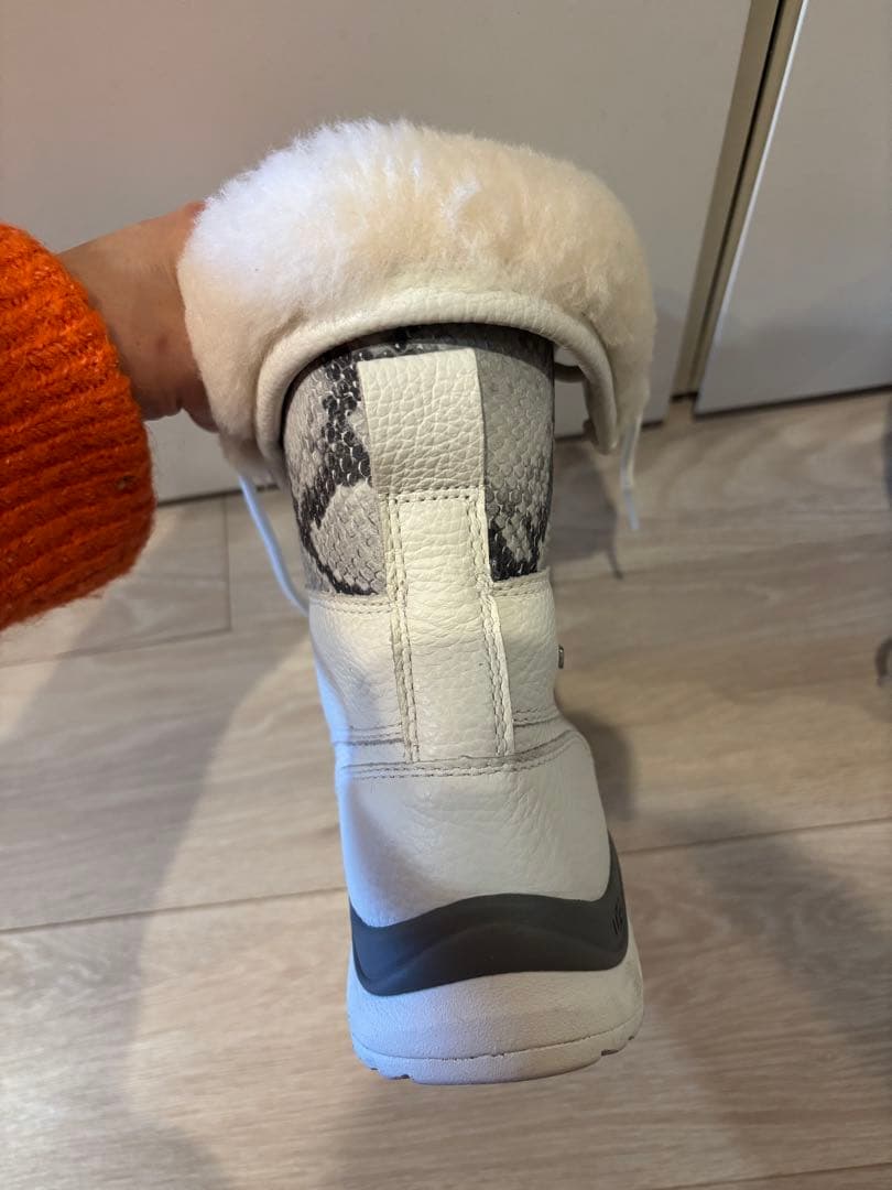 UGG ホワイト スノーレースアップブーツ USサイズ8(約25cm)