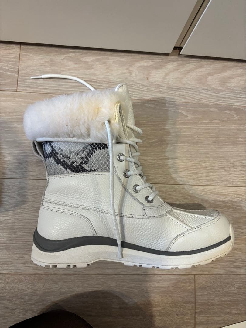 UGG ホワイト スノーレースアップブーツ USサイズ8(約25cm)