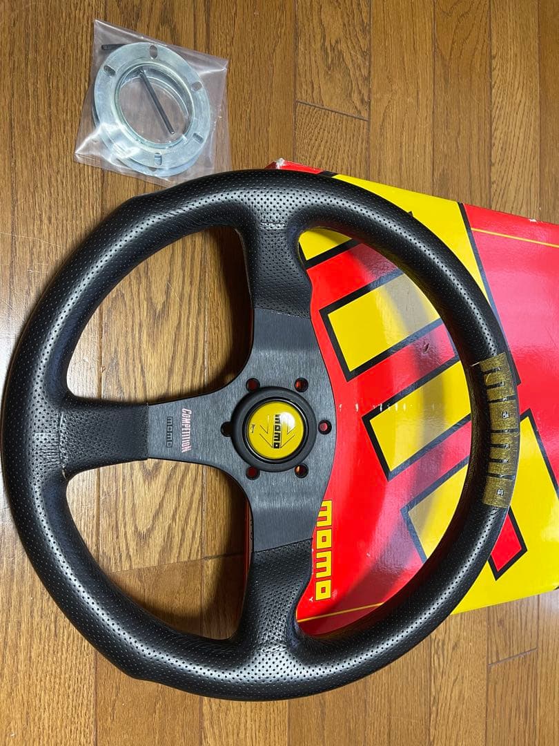 MOMO ステアリングホイール 黒 ハブリング付き