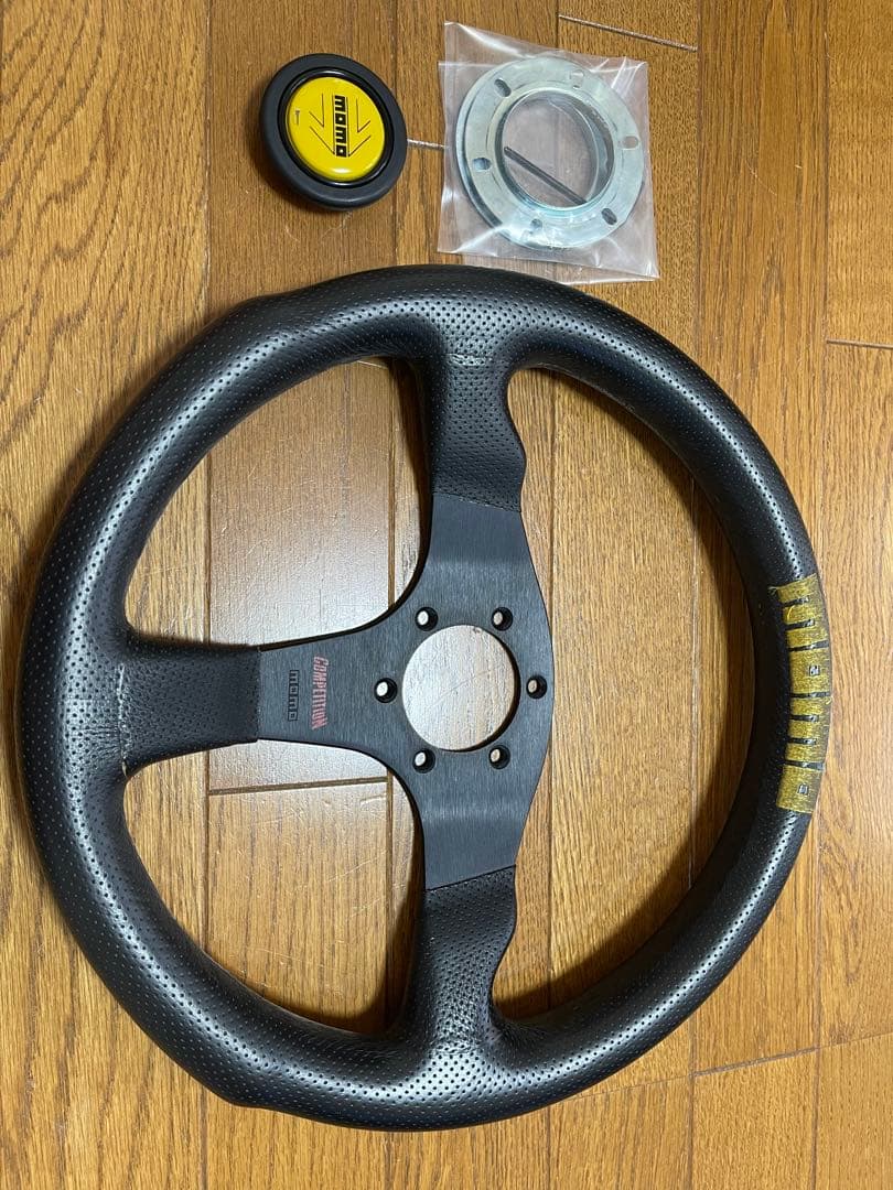 MOMO ステアリングホイール 黒 ハブリング付き